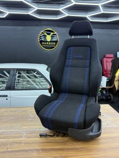 Svart bilsäte som fått ny klädsel hos vår bilsadelmakare på Nurbeg i Helsingborg.